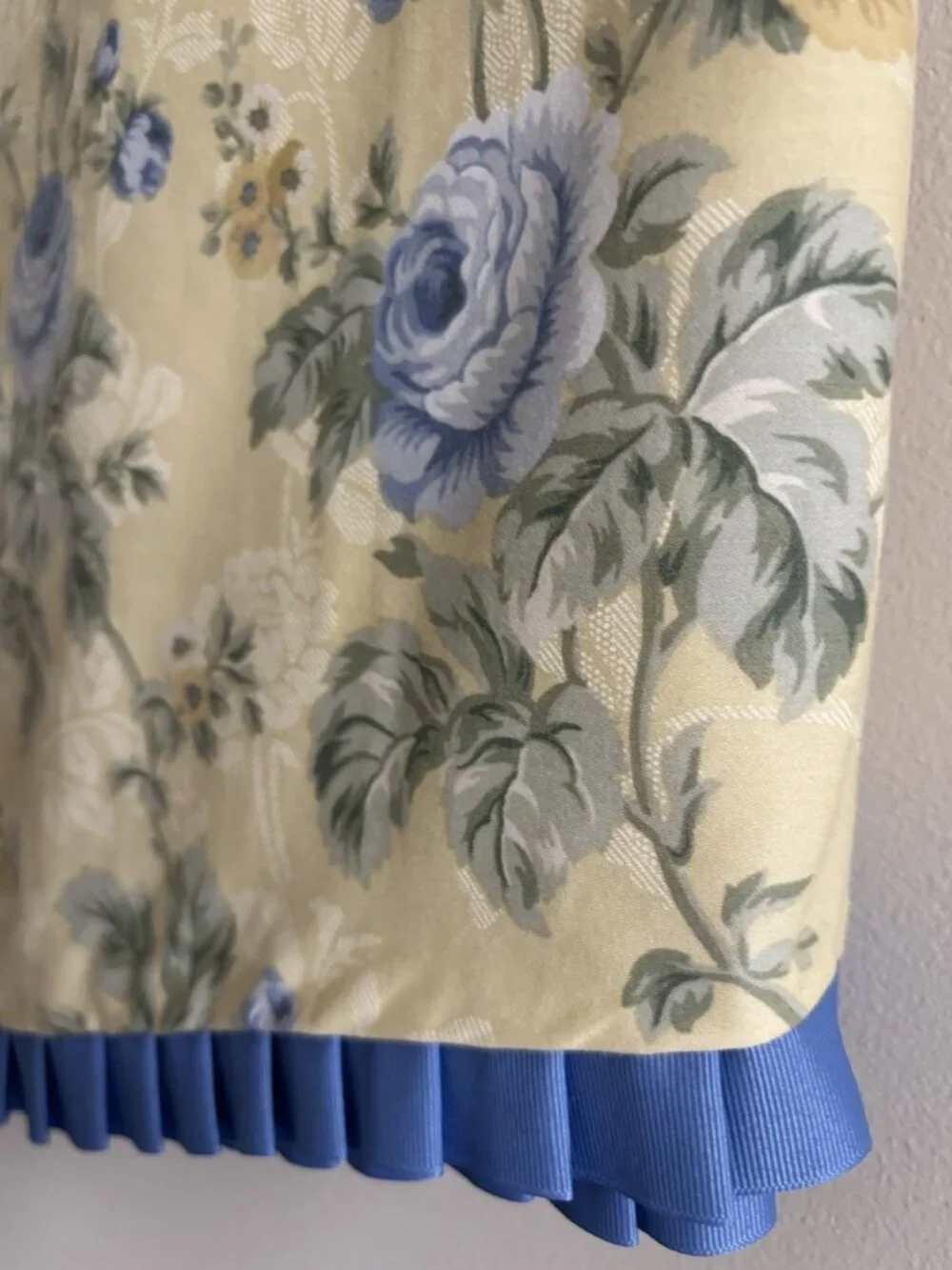 Waverly 1 Window Valance‎ Yellow Floral Blue Roses Scalloped 20